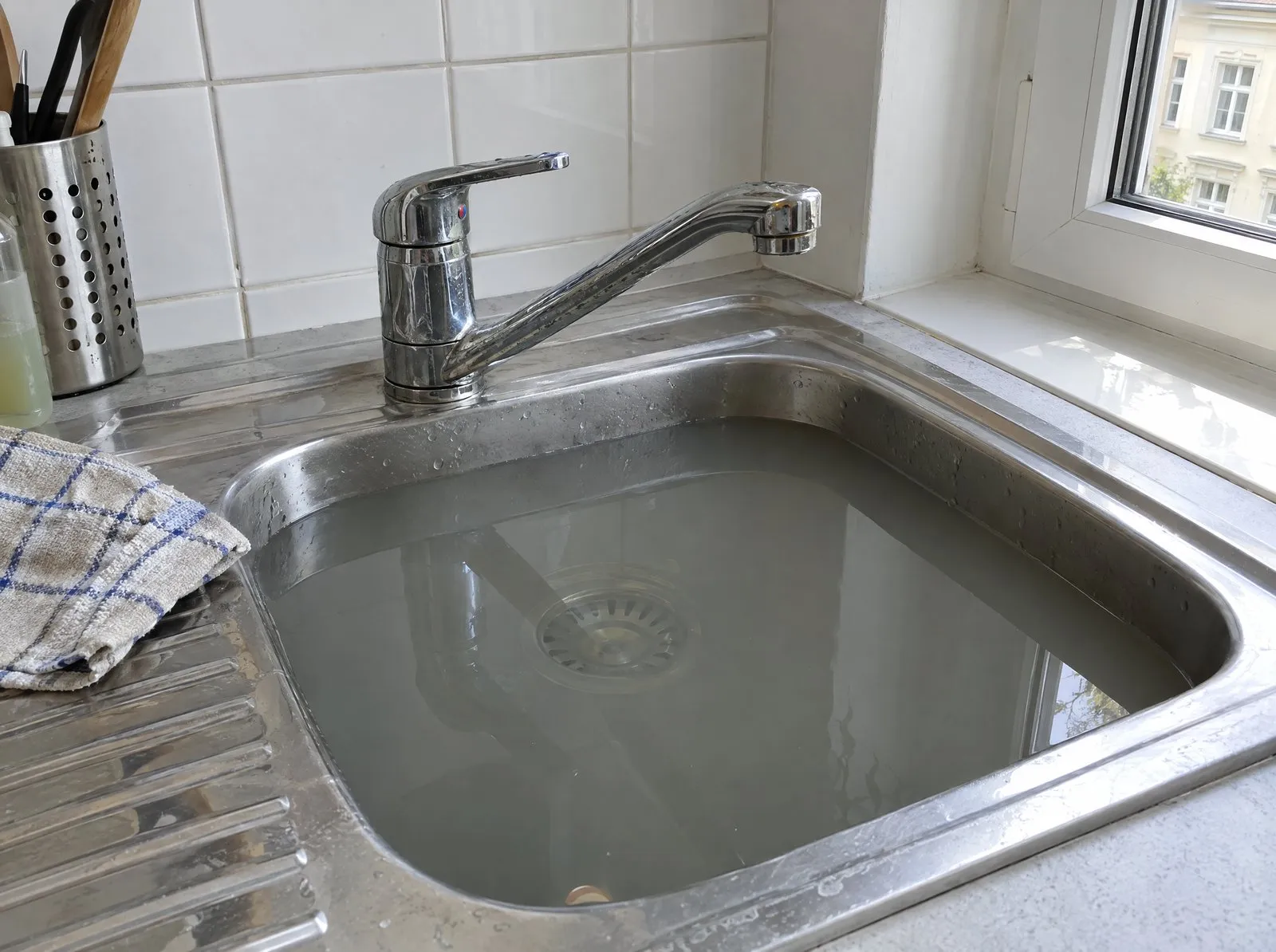 Verstopfter Küchenabfluss mit stehendem Wasser